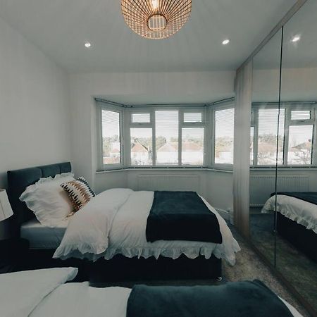 Homely & Peaceful Living Space Morden  Extérieur photo