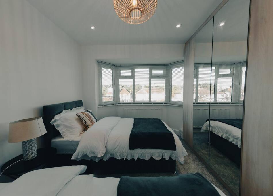 Homely & Peaceful Living Space Morden  Extérieur photo