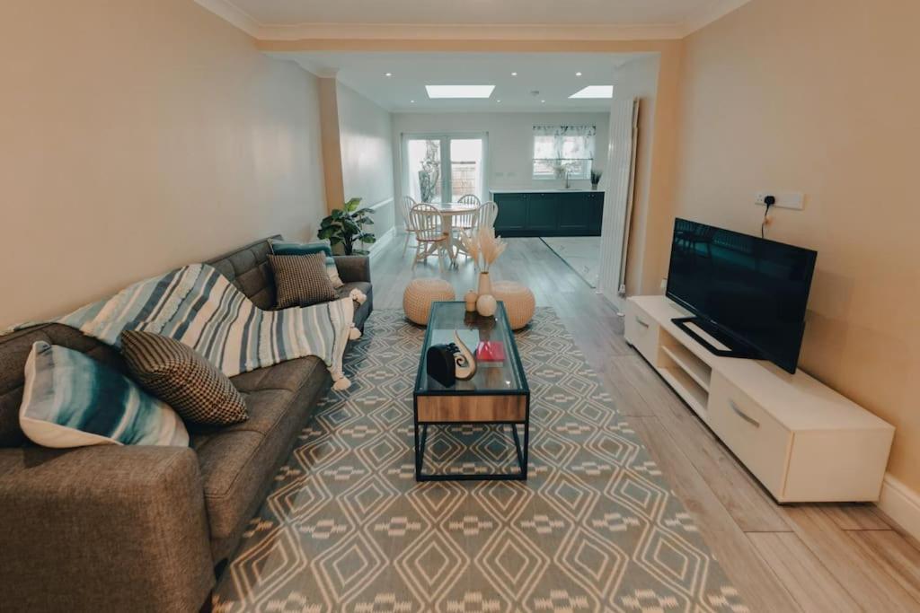Homely & Peaceful Living Space Morden  Extérieur photo