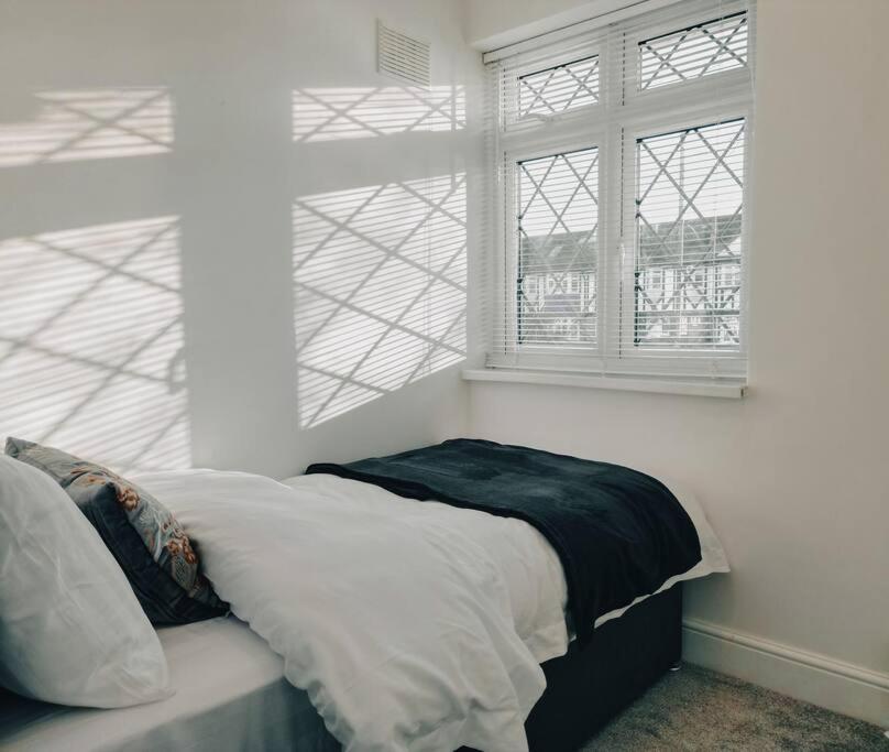 Homely & Peaceful Living Space Morden  Extérieur photo