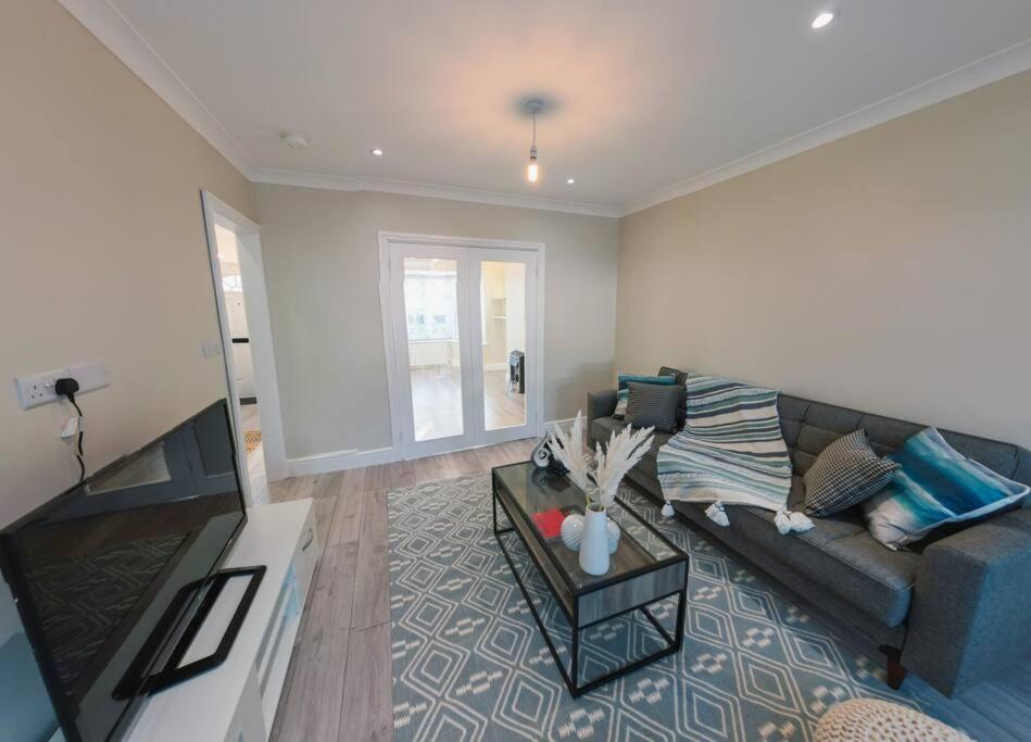 Homely & Peaceful Living Space Morden  Extérieur photo