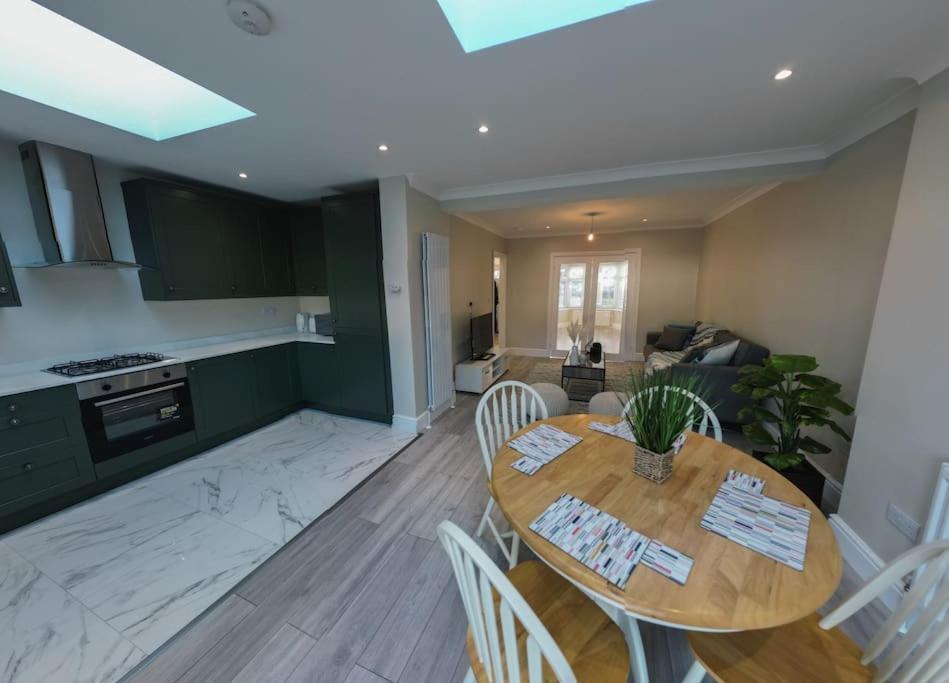 Homely & Peaceful Living Space Morden  Extérieur photo